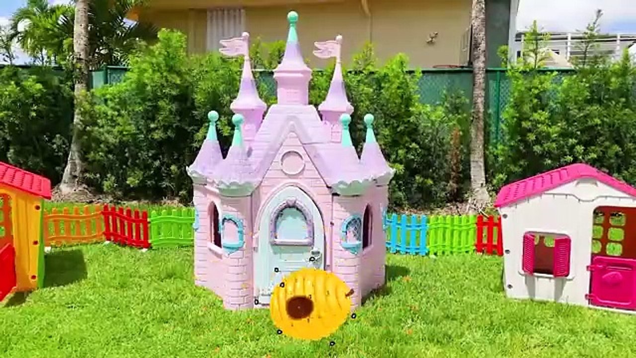 Chris_and_Mom_build_inflatable_playhouse_and_other_funny_stories_for_kids(360p)