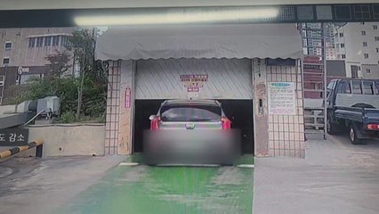 차량용 승강기로 승용차 돌진...문 부수고 10m 이상 추락 / YTN