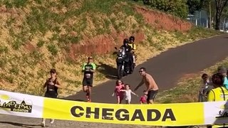 La vidéo de ce papa qui gâche la course de sa femme à deux pas du finish scandalise les internautes