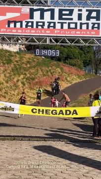 La vidéo de ce papa qui gâche la course de sa femme à deux pas du finish scandalise les internautes
