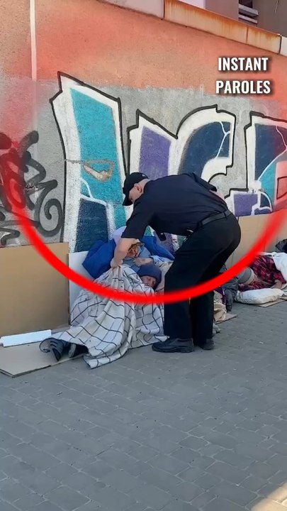 Ce policier retire les couvertures de ces hommes sans-abri puis réalise un acte précieux pour eux