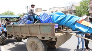 विरोध के बीच हटाए अस्थायी अतिक्रमण, फल विक्रेता ने की छीना-झपटी