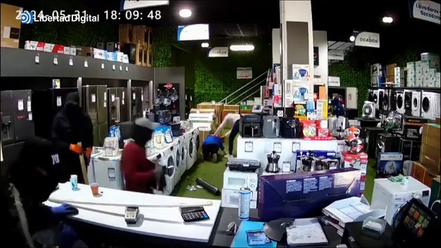 El relato de cómo fue el atraco de seis encapuchados a una tienda en Sevilla