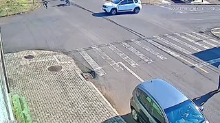 Câmera flagra violenta colisão entre motocicleta e Duster no Bairro Parque São Paulo