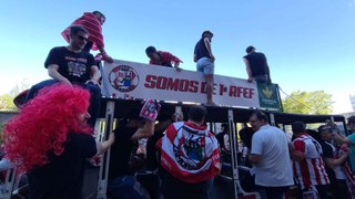 Los jugadores disfrutan del ascenso en el tren turístico sintiendo el calor de la afición