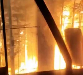 Un train traverse un incendie... impressionant