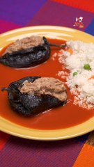 Chiles Anchos rellenos de frijol con queso