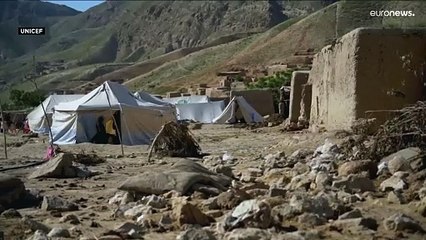 شاهد: عشرات آلاف الأطفال الأفغان يعانون من آثار الفيضانات