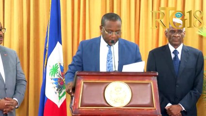 Prezidan KPT Edgard Leblanc F. remèt Dr Garry Conille kopi "Ampliation" arete ki nonmel Premye Minis