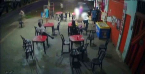 Homem dá facada no peito do atual namorado da ex-mulher; veja