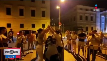Mexicanos cantan el "Cielito Lindo" mientras esperaban su turno para votar