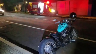 Mulher fica ferida ao cair de moto na Rua Castro Alves