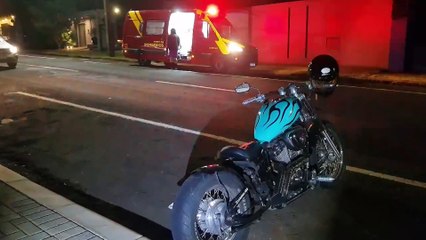 Mulher fica ferida ao cair de moto na Rua Castro Alves