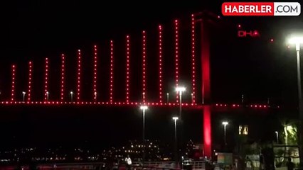 İstanbul'da köprüler sarı-kırmızı renklere büründü