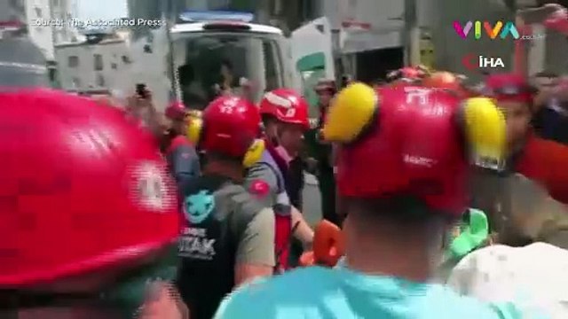DETIK-DETIK Bangunan Runtuh dan Nyaris Timpa Bus di Istanbul