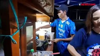Gratiskan 1000 Tusuk Telur Gulung, Pedagang di Karawang Tunaikan Nazar Persib Bandung Juara