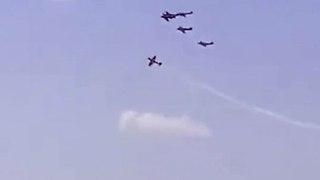 İki gösteri uçağı çarpıştı, pilot hayatını kaybetti