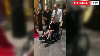 Sette sakatlanan Demet Evgar, ödül töreninde tekerlekli sandalye kullandı