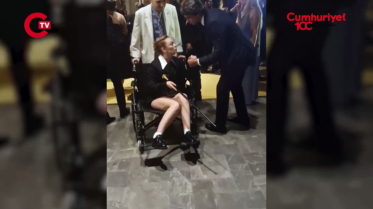 Demet Evgar hayranlarını korkuttu: Ödül gecesine tekerlekli sandalyeyle katıldı!