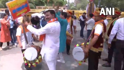 बीजेपी मुख्यालय के बाहर जश्न मनाया जा रहा है,रुझानों के अनुसार बीजेपी 7 की 7 सीटों पर आगे चल रही है