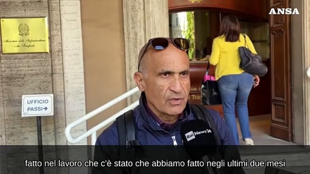 Taxi, l'incontro al ministero per evitare lo sciopero: "Chiediamo rispetto delle regole"