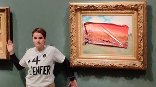Una activista climática pega un cartel de protesta sobre un cuadro de Monet en el Museo de Orsay (París)