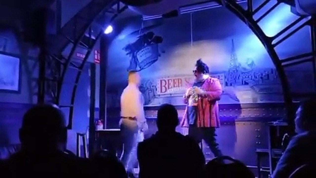 Un vallisoletano agrede al cómico Caravaca en su show por comentarios en X sobre su bebé de tres meses