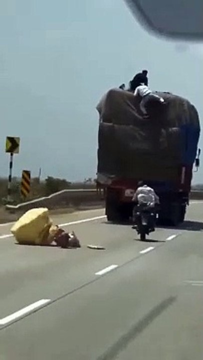 Ladrões numa mota roubam mercadoria de camião ao estilo Velocidade Furiosa