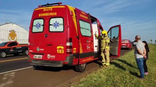 Vítima é socorrida pelo Siate após acidente na BR-277, em Cascavel