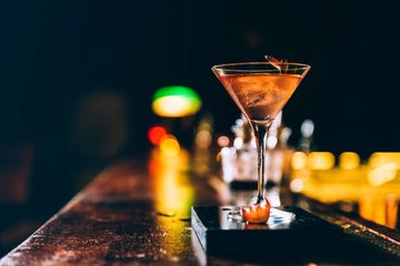 5 Cócteles Que Nunca Debes Pedir En Un Bar Concurrido