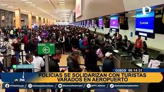 Noble acto de policías se hace viral: ofrecen bebidas calientes a pasajeros varados en aeropuerto de Cusco