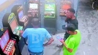 Homem atira em clientes de bar na Bahia, vítima tenta desarmá-lo, mas não consegue