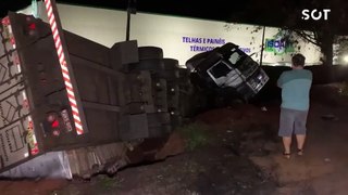 Carretas colidem em frente a posto de combustíveis na BR-277 em Santa Tereza do Oeste