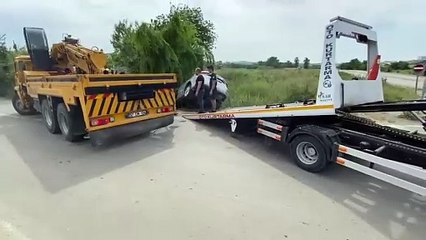 Otomobil su kanalına uçtu