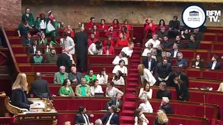 La députée Rachel Kéké brandit un drapeau palestinien à l'Assemblée