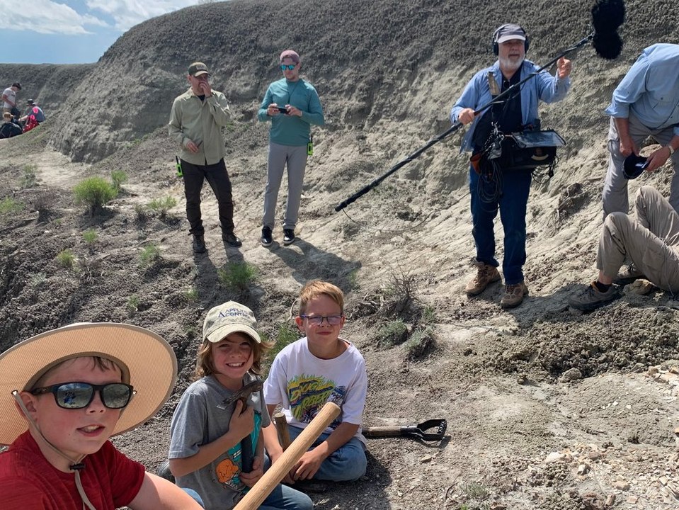 Drei kinder entdecken Überreste eines tyrannosaurus rex