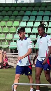 Nico Williams se echa unas risas junto a Pedri y Ferran Torres en la selección española