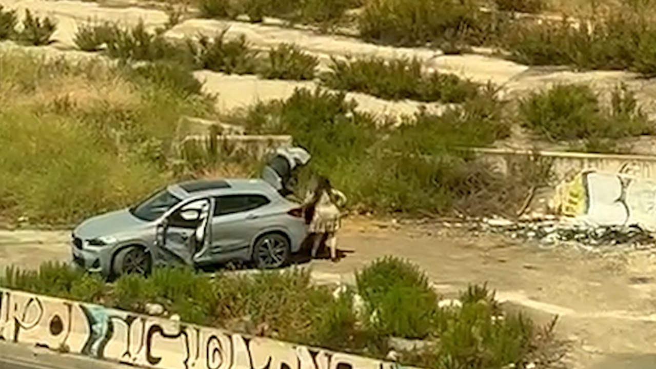 Los presuntos asesinos del hermano de Villacís, grabados cambiando la matrícula del coche desde el que han disparado