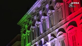 2 giugno, la facciata di Palazzo Madama illuminata col tricolore