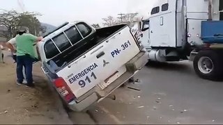 Patrulla queda sobre vehículo en Villanueva, Cortés.