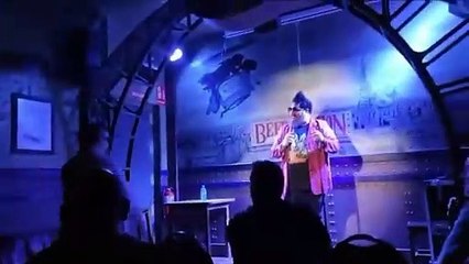 Homem ataca comediante após piada de teor sexual sobre seu bebê