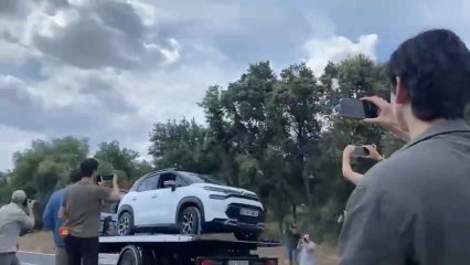 El coche en el que viajaba Borja Villacís, siendo retirado del lugar del asesinato.