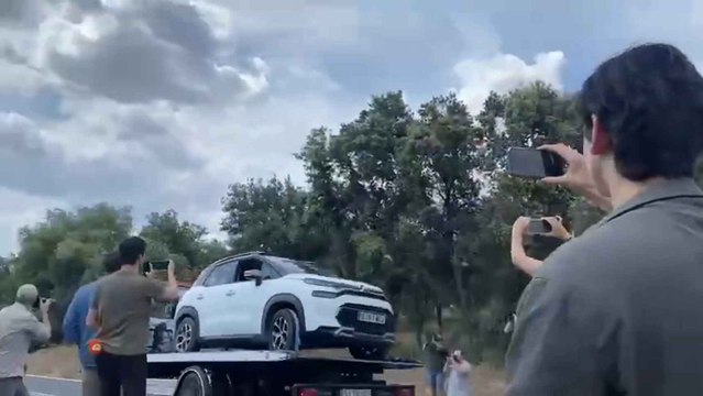 El coche en el que viajaba Borja Villacís, siendo retirado del lugar del asesinato.