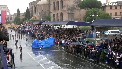 2 Giugno, l'arrivo del Tricolore con i paracadutisti della Folgore