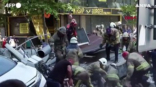 Turchia, crolla un edificio a Istanbul