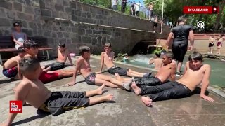 Diyarbakır'da sıcaktan bunalan çocuklar süs havuzunda serinliyor