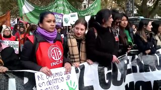 En la marcha 'Ni una menos' achacan a Milei la falta de políticas para proteger a las mujeres