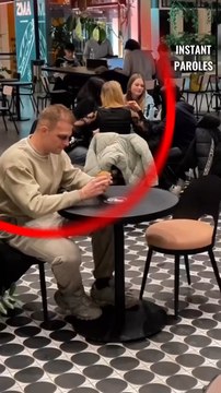 Cet homme fête son anniversaire seul au restaurant puis reçoit une compagnie inattendue