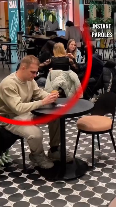 Cet homme fête son anniversaire seul au restaurant puis reçoit une compagnie inattendue