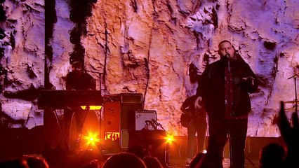 Rag'n'Bone Man chante son tube "Human" en live